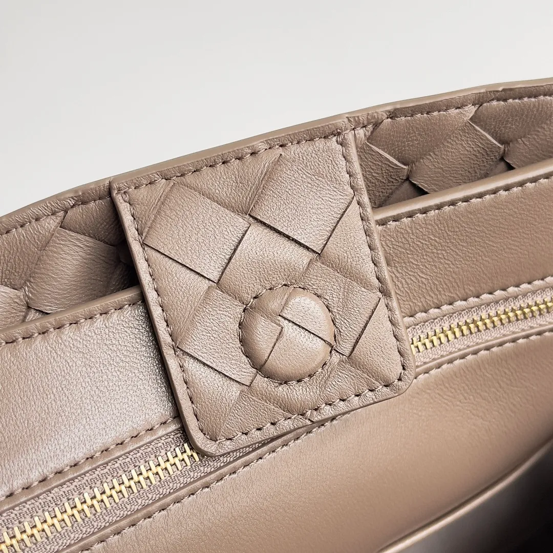 The 2023 new Andiamo batch of 2260 BV has been shipped‼ ️Really popular🔥The new Andiamo woven handbag launched by Bottega Veneta this season is really popular all over the world! ! Celebrities at home and abroad have worn it, and Oscar-winning actress Michelle Yeoh has taken it out on the street. Song Jia, Trai Yara, Yu Feihong, Sanji Ayaka, Rosie Hunting-Whiteley, Yoshioka Riho, etc. have all picked up this bag. It is classic and versatile, showing off its temperament, and the bag capacity is also large, which is very convenient for daily commuting! ! A variety of carrying methods, the shoulder straps can be adjusted by yourself, the original lambskin feels soft and delicate, and the unisex style breaks the gender boundaries and brings a more practical and long-lasting use experience. Andiamo, which has both elegant and casual styles, perfectly interprets the true appearance of "fashionable old money style". Style number: 743572 Size: 32*24*12